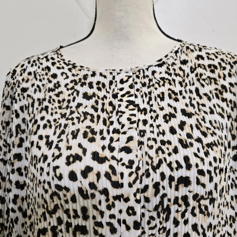 BANANA REPUBLIC size Large Long Sleeve Pleated Animal Print Button Lined‎ Blouse